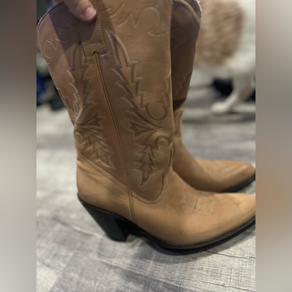Size 8 woman’s beige cowboy boots. Heeled boots.